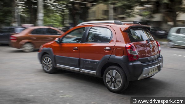 The side profile of the Hyundai i20 features a floating roof design with the blacked out C-pillar. The i20 Active is also equipped with roof rails and rear spoiler.