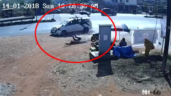 Toyota Innova Crashes Into Bajaj Pulsar; Three People Seriously Injured