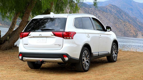 2018 Mitsubishi Outlander Starts Arriving At Dealerships Ahead Of Launch