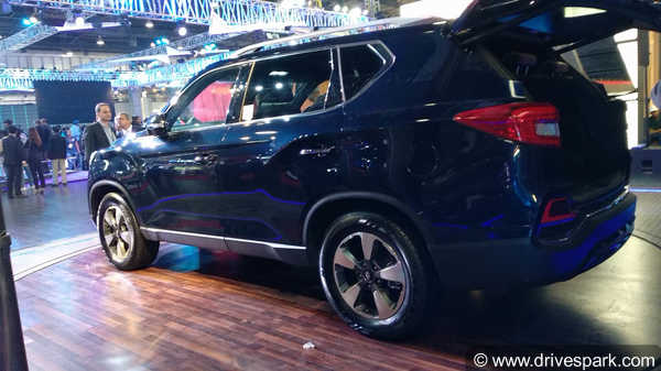 Mahindra XUV700 Revealed As Y400 - To Be Launched Soon