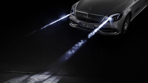 Mercedes-Benz Digital Light Technology: Car Communicates With You Through Words