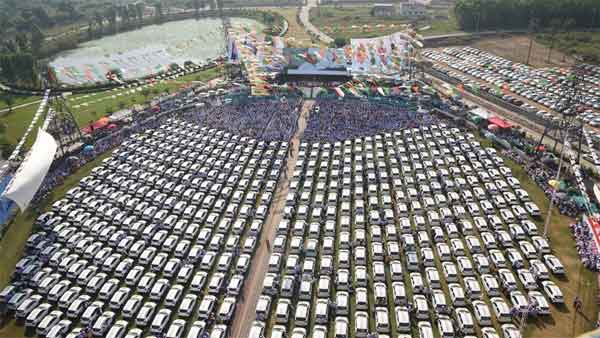 Surat Diamond Merchant Gifts 600 Renault Kwid, Maruti Celerio Employees For Diwali