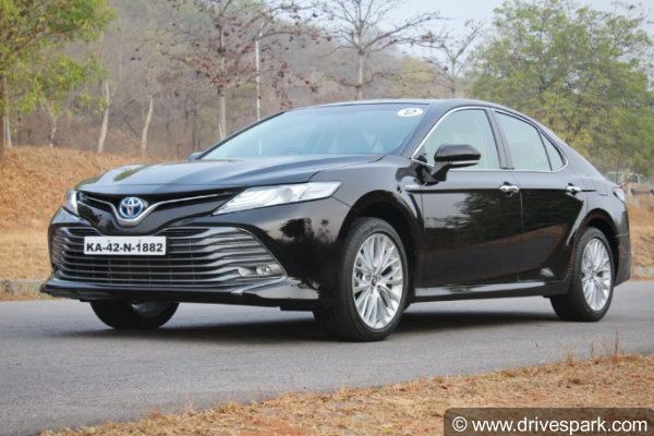 2019 toyota camry hybrid review