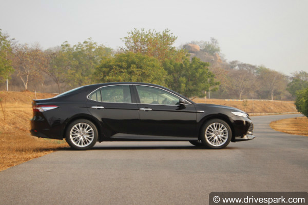 2019 toyota camry side profile