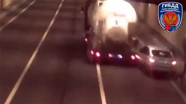 Truck Almost Runs Over Four People Clicking Selfies