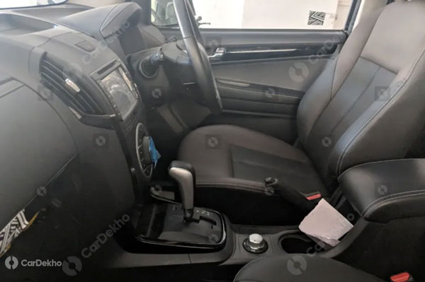 isuzu d-max v-cross facelift spy pics interior