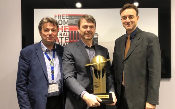 Mike Manley accepting the award.