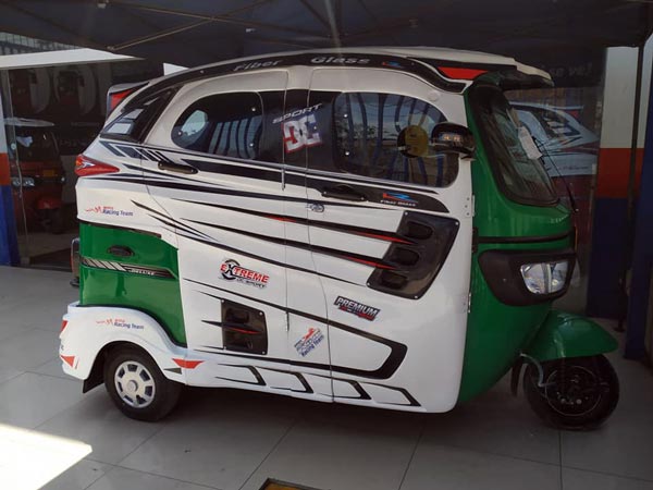 TVS King Auto Rickshaw Modified With Sunroof Four Doors And Six Speakers