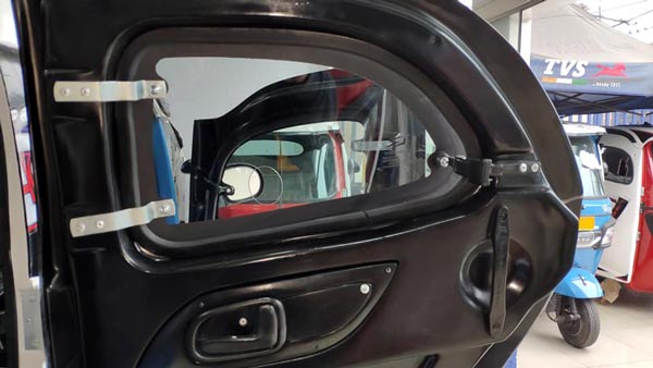 TVS King Auto Rickshaw Modified With Sunroof Four Doors And Six Speakers