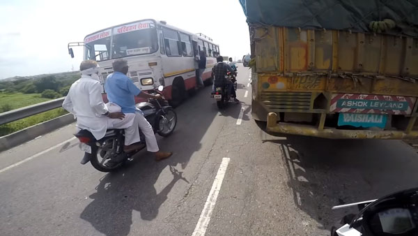 KTM Duke 200 Rider Stops Government Bus Being Driven In The Wrong Way — Video