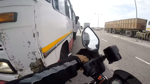 KTM Duke 200 Rider Stops Government Bus Being Driven In The Wrong Way — Video