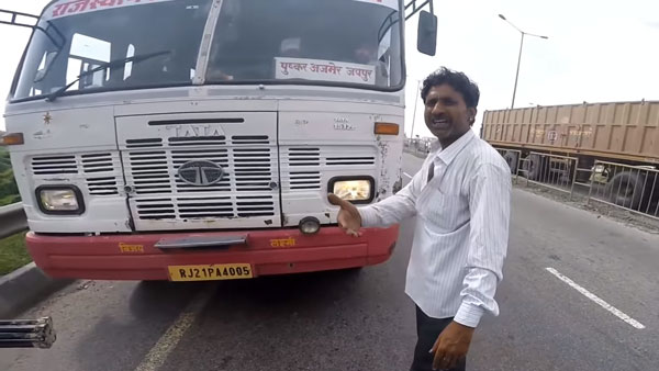 KTM Duke 200 Rider Stops Government Bus Being Driven In The Wrong Way — Video