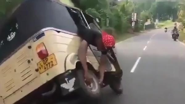 Auto-Rickshaw Stunts: Video Shows Wheel Being Changed While Driving On A Highway Auto-Rickshaw Stunts: Video Shows Wheel Being Changed While Driving On A Highway