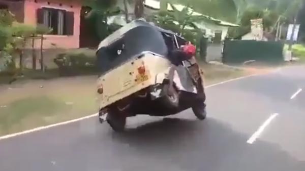 Auto-Rickshaw Stunts: Video Shows Wheel Being Changed While Driving On A Highway Auto-Rickshaw Stunts: Video Shows Wheel Being Changed While Driving On A Highway