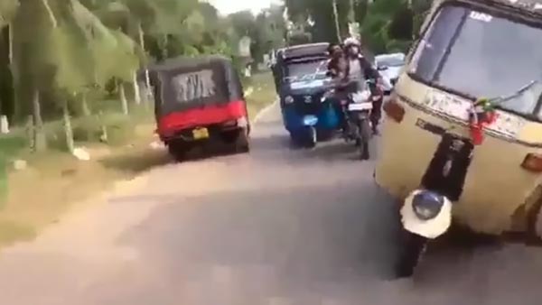 Auto-Rickshaw Stunts: Video Shows Wheel Being Changed While Driving On A Highway Auto-Rickshaw Stunts: Video Shows Wheel Being Changed While Driving On A Highway