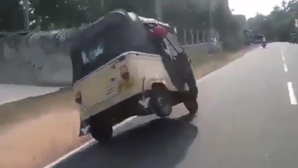 Auto-Rickshaw Stunts: Video Shows Wheel Being Changed While Driving On A Highway Auto-Rickshaw Stunts: Video Shows Wheel Being Changed While Driving On A Highway