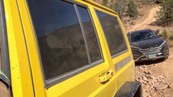 Hyundai Tucson Extreme Off-Road: Stuck SUV Gets Towed By Jeep Cherokee