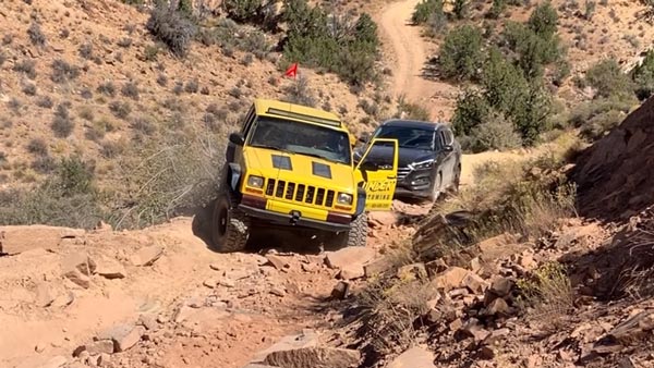 Hyundai Tucson Extreme Off-Road: Stuck SUV Gets Towed By Jeep Cherokee