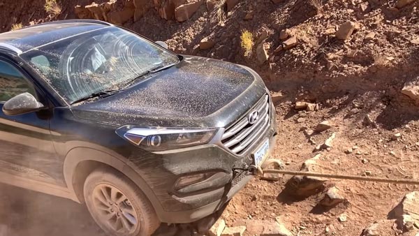 Hyundai Tucson Extreme Off-Road: Stuck SUV Gets Towed By Jeep Cherokee