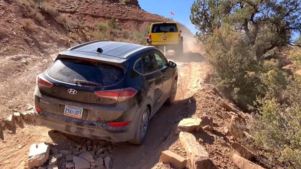 Hyundai Tucson Extreme Off-Road: Stuck SUV Gets Towed By Jeep Cherokee