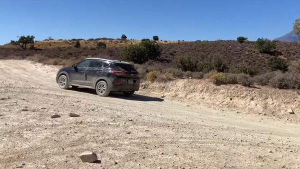 Hyundai Tucson Extreme Off-Road: Stuck SUV Gets Towed By Jeep Cherokee