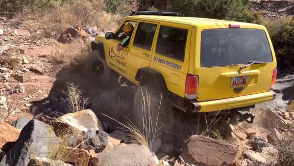 Hyundai Tucson Extreme Off-Road: Stuck SUV Gets Towed By Jeep Cherokee