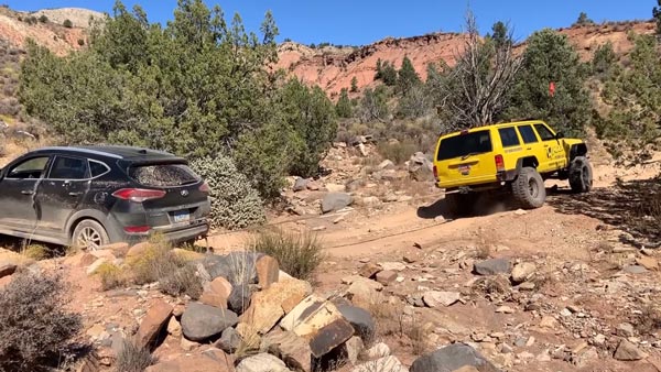 Hyundai Tucson Extreme Off-Road: Stuck SUV Gets Towed By Jeep Cherokee