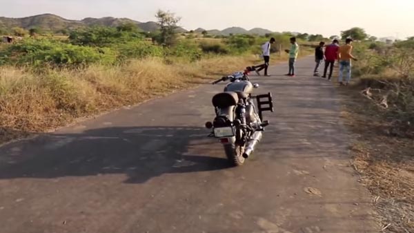 Video: Royal Enfield Classic 350 Towing Toyota Fortuner & Its Effect On The Engine