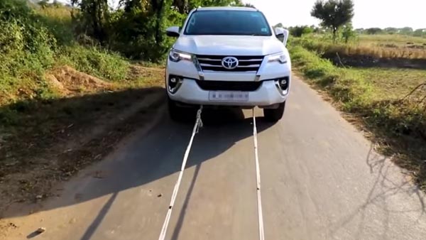 Video: Royal Enfield Classic 350 Towing Toyota Fortuner & Its Effect On The Engine