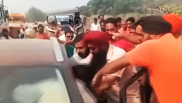 Uttar Pradesh Politician Uses Gun To Clear Traffic On Highway: Public Roughs Him Up Uttar Pradesh Politician Uses Gun To Clear Traffic On Highway: Public Roughs Him Up