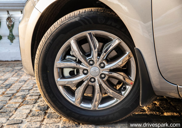 Kia Carnival MPV Review (First Drive) Driving Impressions, Handling, Performance, Features, Specs & More Kia Carnival MPV Review (First Drive) Driving Impressions, Handling, Performance, Features, Specs & More