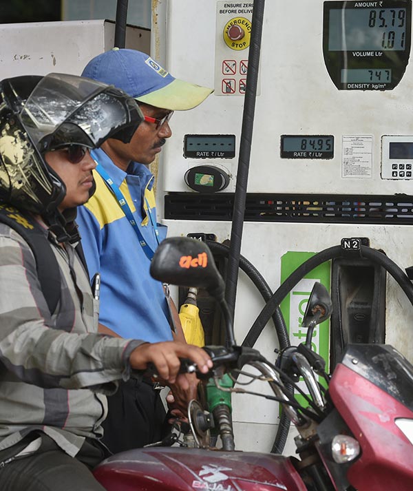 Mumbai Petrol Pumps Refuse Fuel To Customers Without Face Masks Amidst Coronavirus Pandemic