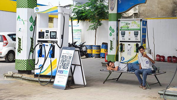 Mumbai Petrol Pumps Refuse Fuel To Customers Without Face Masks Amidst Coronavirus Pandemic