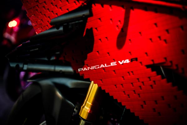 Ducati Panigale V4 R 1:1 Functional Scale Model Built With Lego Blocks: Details