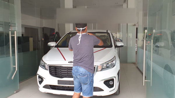 Owner Crashes New Kia Carnival Into Wall During Delivery