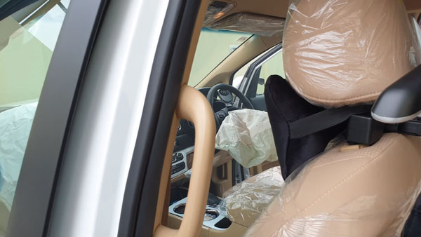 Owner Crashes New Kia Carnival Into Wall During Delivery