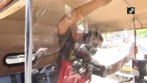 Mumbai Auto Rickshaw Drivers Install ‘Isolation Covers’ For Safety Amidst COVID-19 Unlock 1.0
