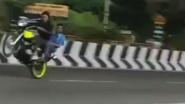 Bike Accident In Bangalore Video: Three Men Killed In Jakkur While Trying To Perform Bike Stunts On Airport Road In The Early Hours Of Sunday Bike Accident In Bangalore Video: Three Men Killed In Jakkur While Trying To Perform Bike Stunts On Airport Road In The Early Hours Of Sunday