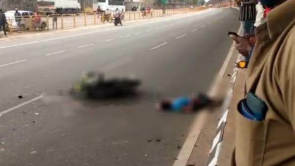 Bike Accident In Bangalore Video: Three Men Killed In Jakkur While Trying To Perform Bike Stunts On Airport Road In The Early Hours Of Sunday Bike Accident In Bangalore Video: Three Men Killed In Jakkur While Trying To Perform Bike Stunts On Airport Road In The Early Hours Of Sunday
