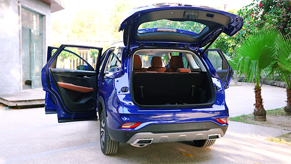 MG Hector Plus Review (First Drive): Driving Around Plus Size