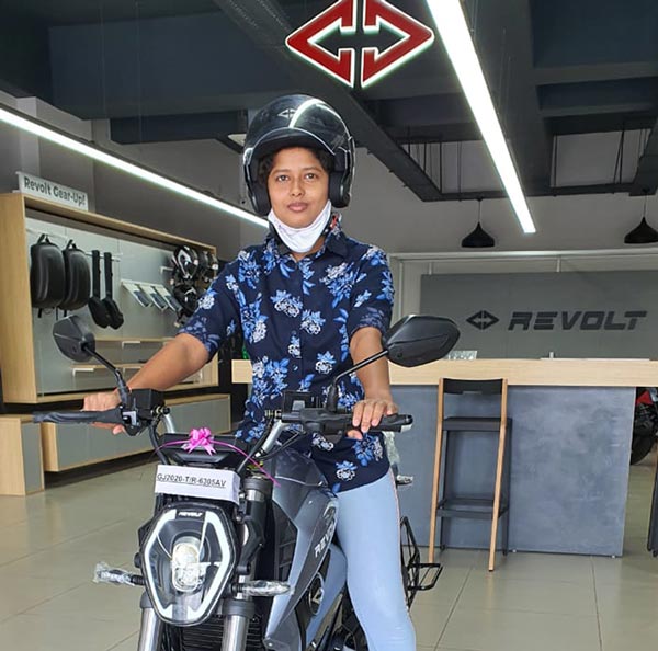 Revolt Starts Deliveries Of The RV300 & RV400 In Chennai And Ahmedabad 
