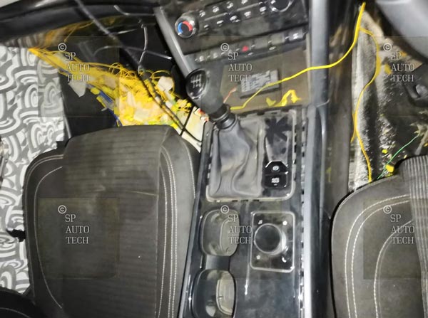 Spy Pics: New Mahindra XUV500 Interiors, Features & Engine Revealed