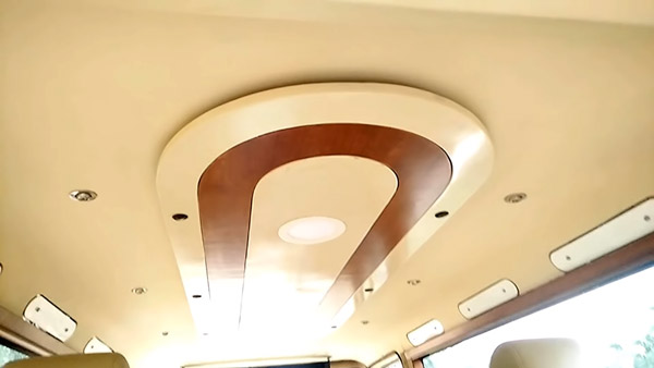 Tempo Traveller Modified For Personal Use: Video Showcases India’s First Flat-Roof White Board Force Traveller Tempo Traveller Modified For Personal Use: Video Showcases India’s First Flat-Roof White Board Force Traveller