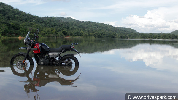 2021 Royal Enfield Himalayan Spotted In A New Shade Of Green At The Dealership: Check It Out! 2021 Royal Enfield Himalayan Spotted In A New Shade Of Green At The Dealership: Check It Out!