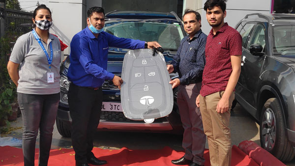 Tata Motors Delivers 100 Safari SUVs On A Single-Day in Delhi-NCR: Majority Customers Opt For Top-Specs XZA+ Trim In Royal Blue Or Orcus White