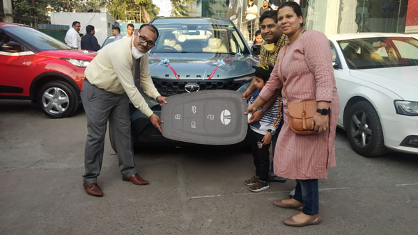 Tata Motors Delivers 100 Safari SUVs On A Single-Day in Delhi-NCR: Majority Customers Opt For Top-Specs XZA+ Trim In Royal Blue Or Orcus White