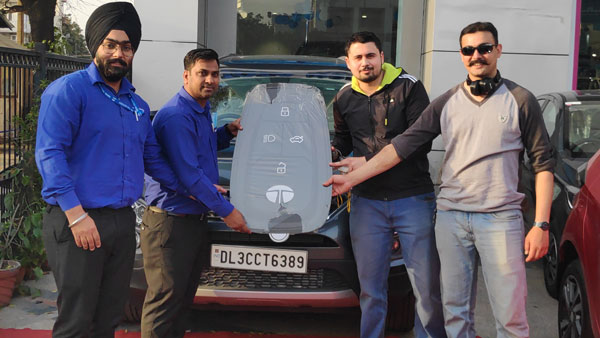Tata Motors Delivers 100 Safari SUVs On A Single-Day in Delhi-NCR: Majority Customers Opt For Top-Specs XZA+ Trim In Royal Blue Or Orcus White
