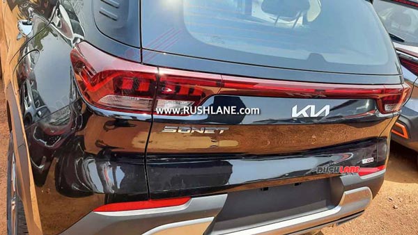 Kia Sonet HTX Variant Spied At Dealership: Get's A Few Additional Features!