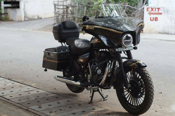 Royal Enfield Thunderbird Modified Into Harley Davidson CVO: Here Are The Pictures!
