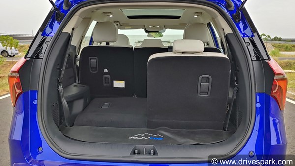 Mahindra XUV700 Review: Design, Specs, Performance, Interiors, Features & Other Details